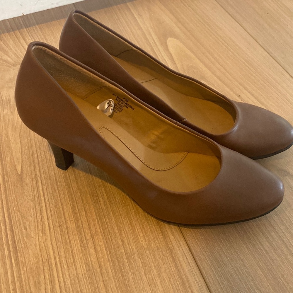 Size 8.5 merona low heels brown